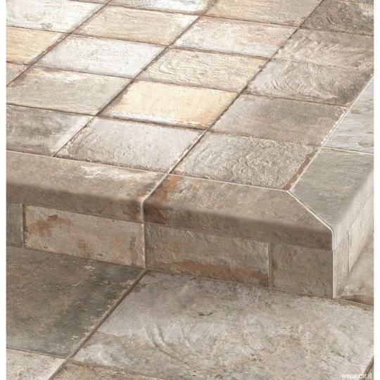 lepcso feher burkolatok vintage rusztikus szelu furdoszoba mediterran nappali csempe tonusos  lepcsolap szegely nyaralo felujitas u.jpg